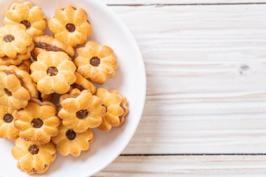 Hindistan cevizli bisküvi ve ananas reçeli.