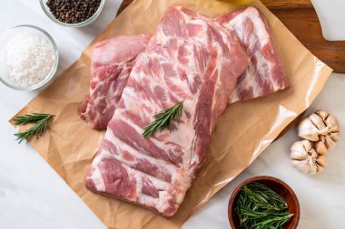 Taze Çiğ domuz kaburga malzemelerle