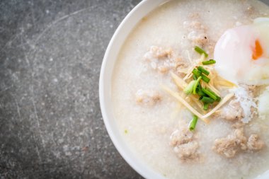 Kase içinde kıymalı pirinç lapası Asya usulü kahvaltı.