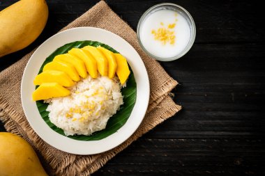 Yapışkan pirinçli mango - Tayland 'ın popüler geleneksel tatlısı