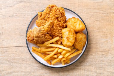 Kızarmış tavuk, patates kızartması ve nugget yemeği. Abur cubur ve sağlıksız yemek.