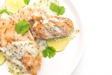 Beyaz arka plan üzerinde izole limon limon soslu ızgara tavuk göğsü