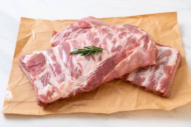 Taze Çiğ domuz kaburga malzemelerle