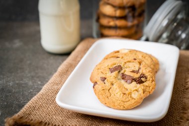 ahşap zemin üzerine çikolata parçaları ile tanımlama