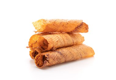 Beyaz arka planda izole edilmiş çıtır çıtır kalamar ruloları.