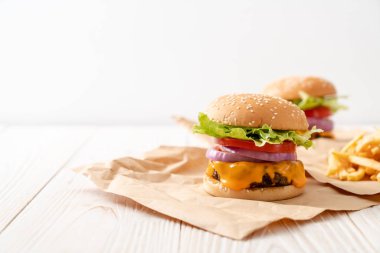 taze lezzetli biftek burger peynir ve patates kızartması ahşap arka plan üzerinde