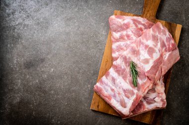 Taze Çiğ domuz kaburga malzemelerle