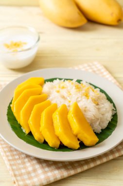 Yapışkan pirinçli mango - Tayland 'ın popüler geleneksel tatlısı
