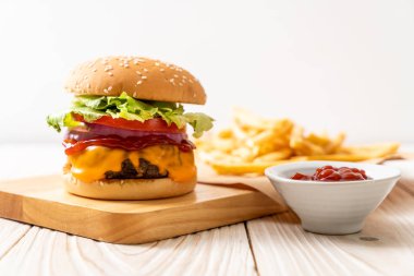 taze lezzetli biftek burger peynir ve ahşap zemin üzerine ketçap