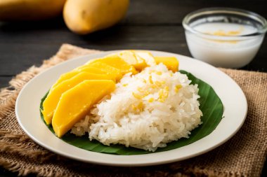 Yapışkan pirinçli mango - Tayland 'ın popüler geleneksel tatlısı