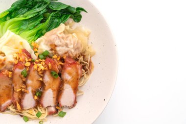 yumurta noodle ile kırmızı kavrulmuş domuz ve beyaz arka plan üzerinde - Asya gıda tarzı izole Mantı