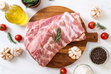 Taze Çiğ domuz kaburga malzemelerle