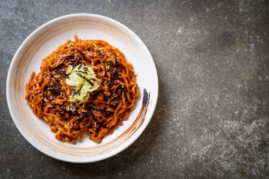 Kore sıcak ve baharatlı anlık noodle kimchi - Kore yemeği tarzı ile