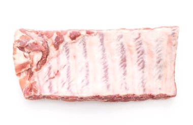 Beyaz arka planda taze çiğ domuz pirzolası.