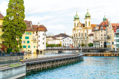 Tarihi kent merkezi, Lucerne (Luzern) İsviçre'deki ünlü Şapel Köprüsü ile.