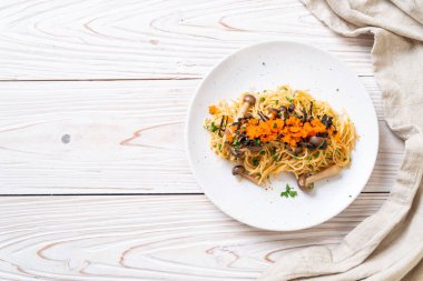 Spagetti mantar, karides yumurta ve yosun - füzyon gıda tarzı