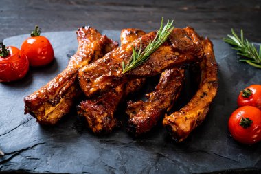 Biberiye ve domatesli ızgara pirzola.