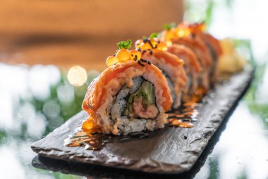 somon suşi rulo ile kaz ciğeri - Japon gıda tarzı