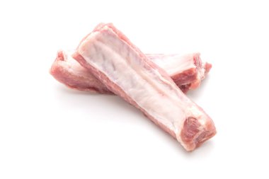 Beyaz arka planda taze çiğ domuz pirzolası.