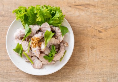 Soslu ve sebzeli haşlanmış balık sosu.