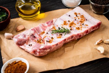 Taze Çiğ domuz kaburga malzemelerle kavurma için hazır