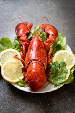 taze Haşlanmış istakoz sebze ve limon ile