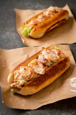 Ev yapımı ıstakoz rulo patates cipsi ile