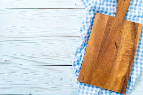 Tagliere Vuoto Legno Con Panno Cucina Sfondo Legno — Foto Stock