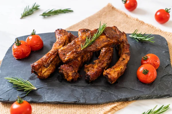 Biberiye ve domatesli ızgara pirzola.