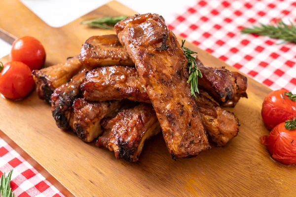 Gegrilde Barbecue Ribbetjes Varkensvlees Met Rozemarijn Tomaten — Stockfoto