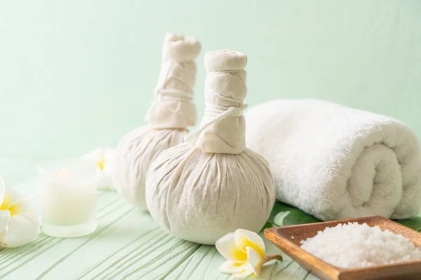 Spa Bola Compressão Ervas Com Vela Orquídea Conceito Beleza — Fotografia de Stock