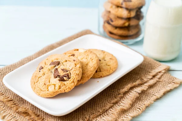 Biscoitos Com Lascas Chocolate Fundo Madeira — Fotografia de Stock