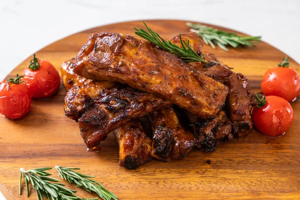 Gegrilde Barbecue Ribbetjes Varkensvlees Met Rozemarijn Tomaten — Stockfoto