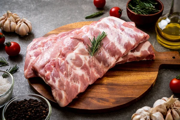 Taze Çiğ domuz kaburga malzemelerle