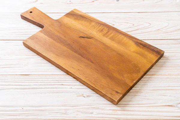 空的切割木板与厨房布在木头背景 — 图库照片
