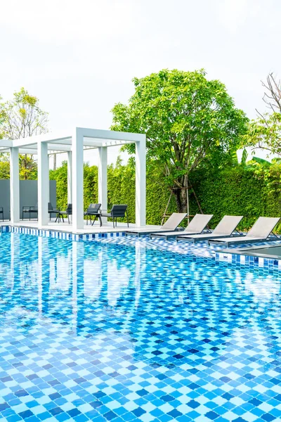 ホテルと旅行や休暇のリゾートの屋外プールのあるベッド プール — ストック写真