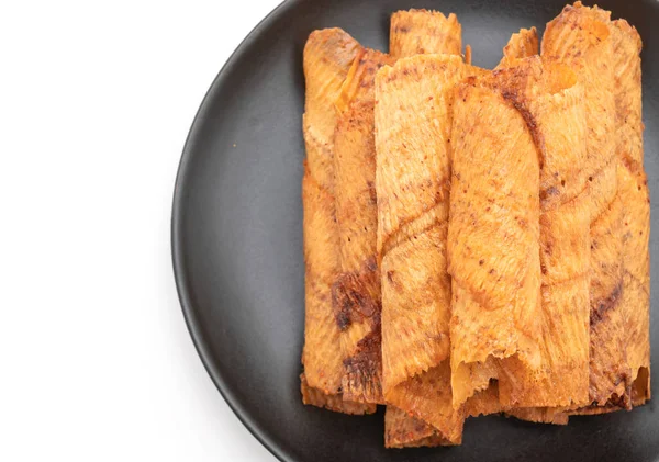 Beyaz arka planda izole edilmiş çıtır çıtır kalamar ruloları.