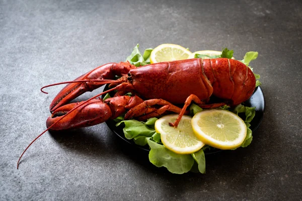 Frisch Gekochter Hummer Mit Gemüse Und Zitrone — Stockfoto