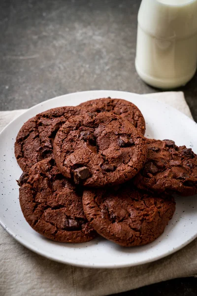 Biscoitos Chocolate Escuro Com Chips Chocolate — Fotografia de Stock