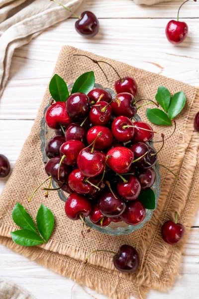 Cerezas Frescas Cuenco Sobre Fondo Madera —  Fotos de Stock