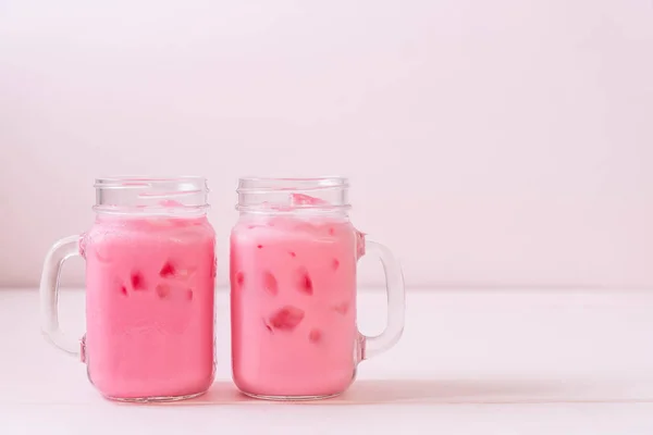 Rosa Jordgubbs Milkshake Trä — Stockfoto