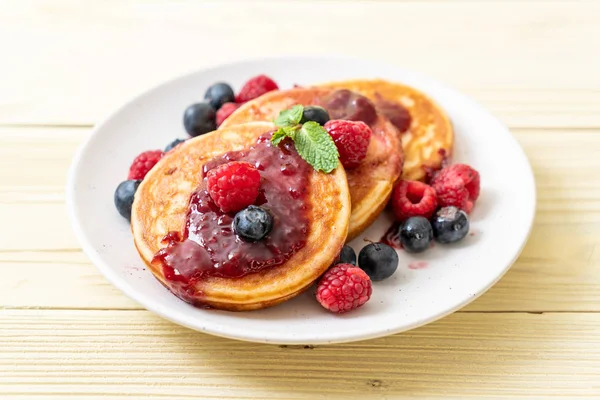 Crêpe Soufflée Aux Framboises Bleuets Frais — Photo