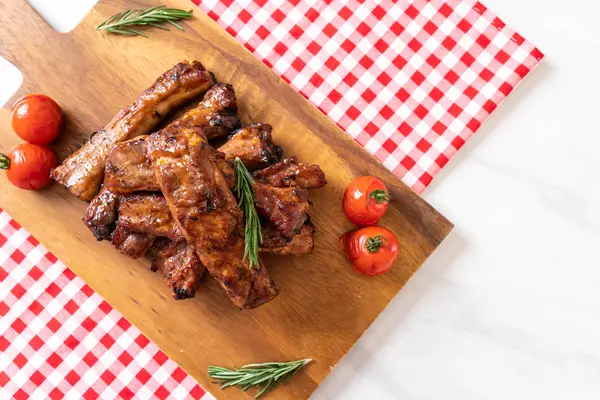 Gegrilde Barbecue Ribbetjes Varkensvlees Met Rozemarijn Tomaten — Stockfoto