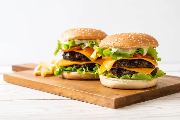 Domácí Čerstvé Chutné Burger Sýrem — Stock fotografie