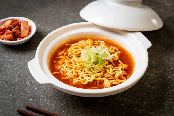 Fideos Instantáneos Picantes Coreanos Con Kimchi Estilo Comida Coreana — Foto de Stock