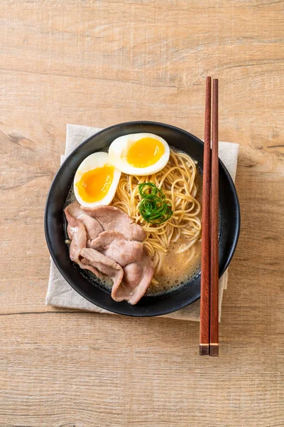 Fideos Tonkotsu Ramen Con Cerdo Huevo Estilo Japonés —  Fotos de Stock