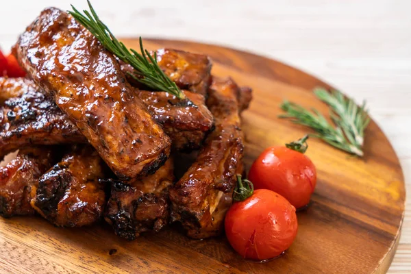 Gegrilde Barbecue Ribbetjes Varkensvlees Met Rozemarijn Tomaten — Stockfoto