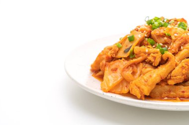 Beyaz arka plan üzerinde - Kore yemeği stil izole kimchi ile tavada kızartılmış domuz eti