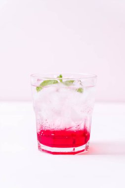 ahşap masa buzlu çilekli soda