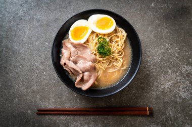 domuz eti ve yumurta - Japon tarzı ile TONKOTSU ramen erişte